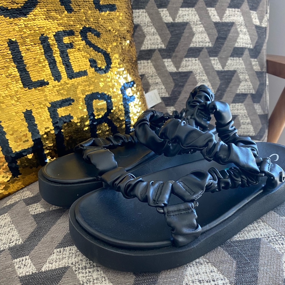 Flat sandals